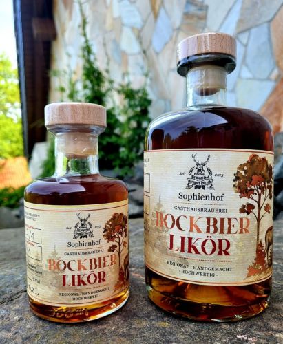 Zwei Flaschen Bockbierlikör der Gasthausbrauerei Brauner Hirsch Sophienhof in der Ausführung 200 Milliliter und 500 Milliliter